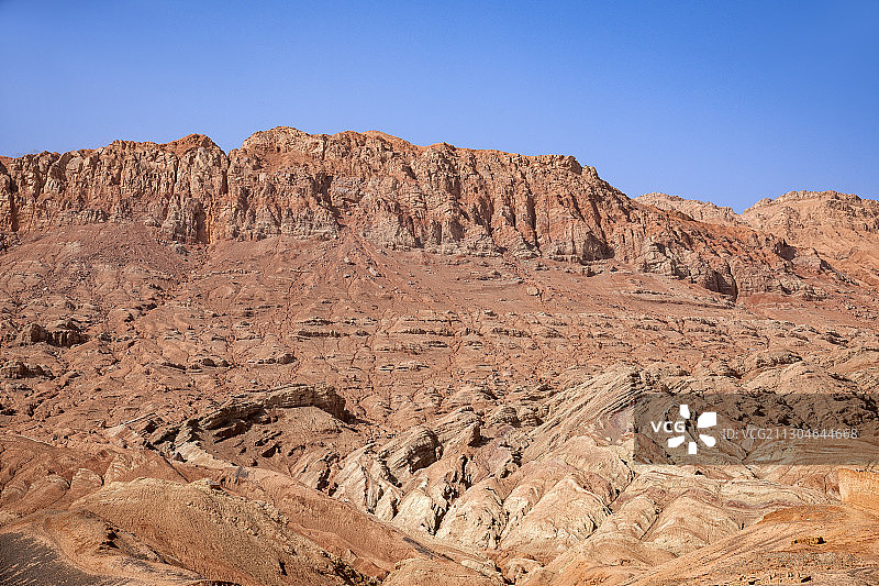 新疆维吾尔自治区吐鲁番鄯善县吐峪沟新疆维吾尔自治区族村落的山图片素材