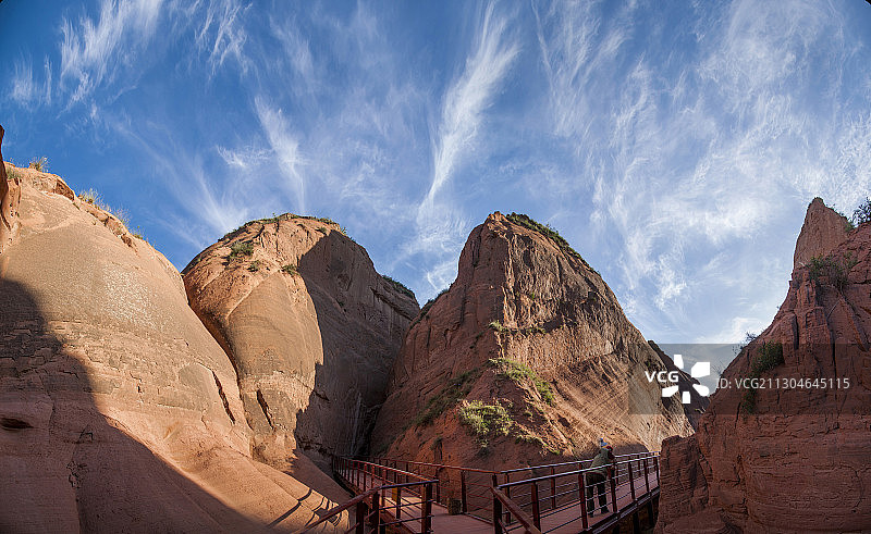 陕西靖边波浪谷景区红沙峁大峡谷栈道图片素材