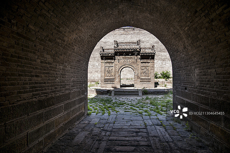 山西省晋中市榆次老城老城遗园瓮城城门与瓮城内忠义宫牌坊图片素材