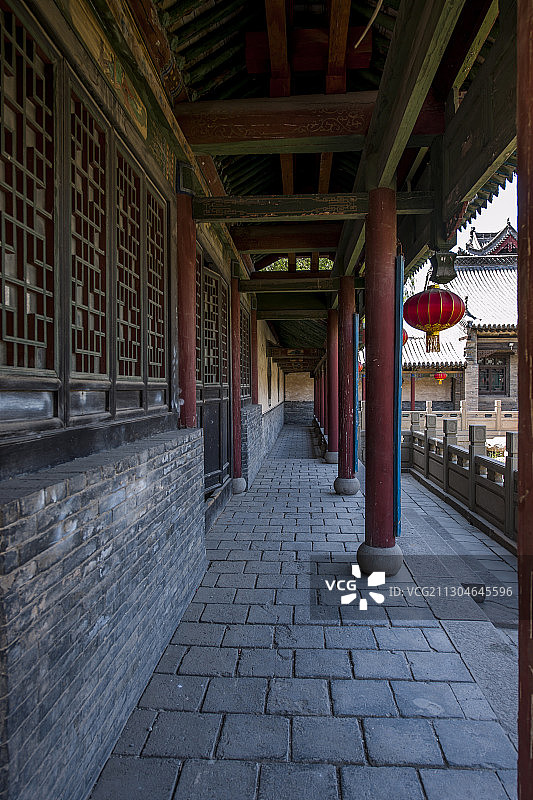 山西省晋中市榆次老城凤鸣书院砚水湖畔成化堂长廊图片素材