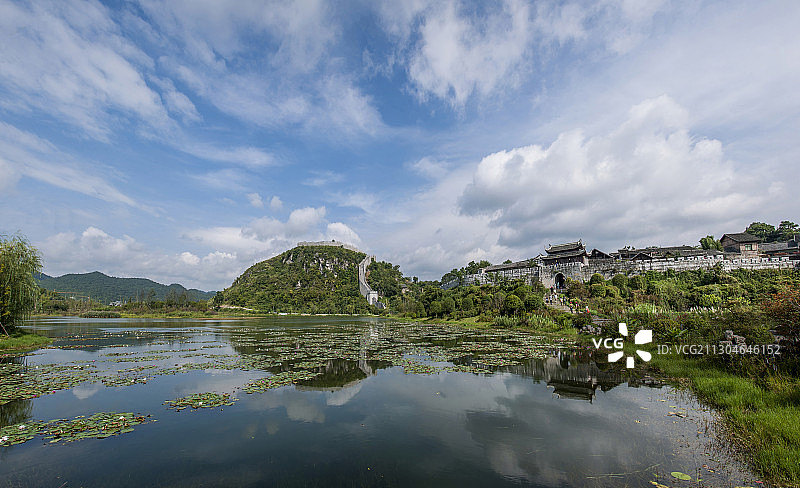 贵州省贵阳青岩古镇定广湖畔定广门图片素材