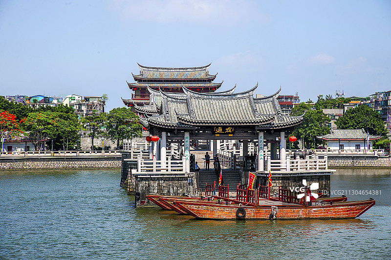 广东潮州中国四大古桥------广济桥正在架设十八只梭船图片素材