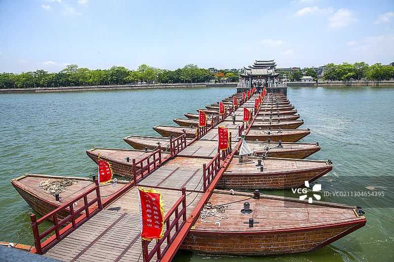 广东潮州中国四大古桥------广济桥十八只梭船架设的浮桥图片素材
