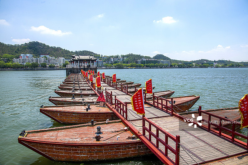 广东潮州中国四大古桥------广济桥十八只梭船架设的浮桥图片素材