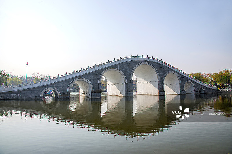 河南开封清明上河园九龙桥图片素材