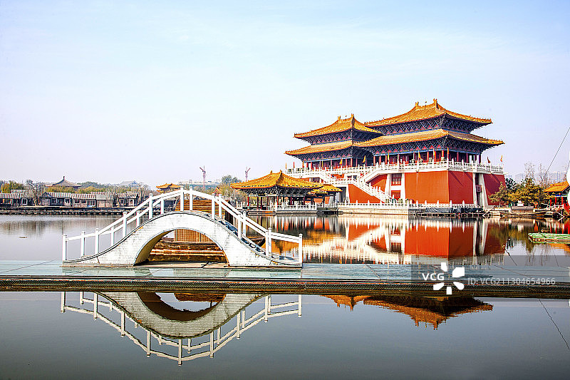 河南开封清明上河园景龙湖上宣和与宣德两殿图片素材