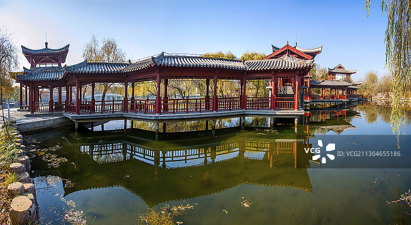 山东济南章丘百脉泉清照词园庭院深回廊图片素材