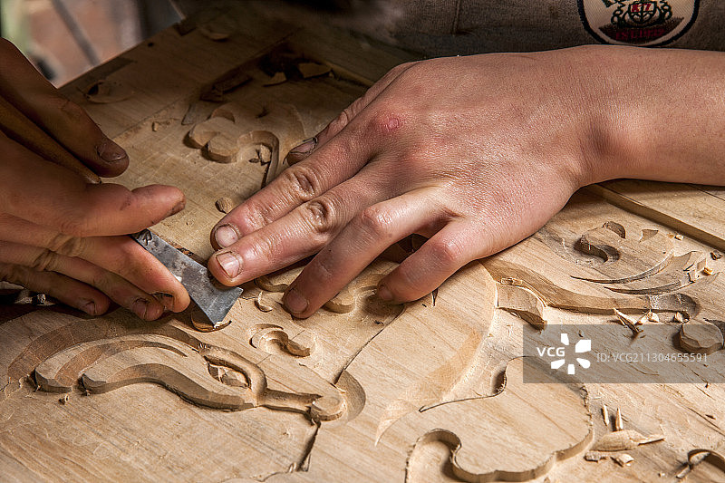 重庆巴南区丰盛古镇民族工艺作坊的雕刻师图片素材