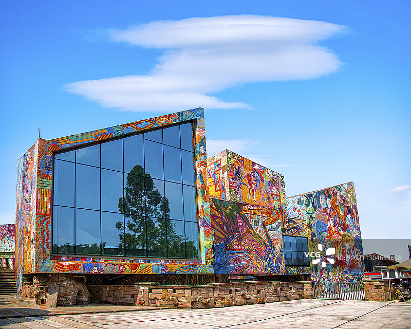 重庆沙坪坝区大学城四川美院罗冠中艺术馆涂鸦外墙图片素材