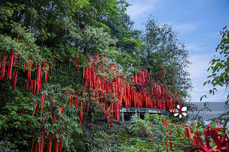 重庆綦江古剑山古寨门祈福丝带图片素材
