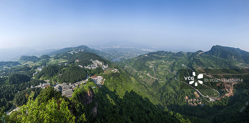 重庆綦江古剑山净音寺上寺阳桥与舍身崖上远眺群山图片素材