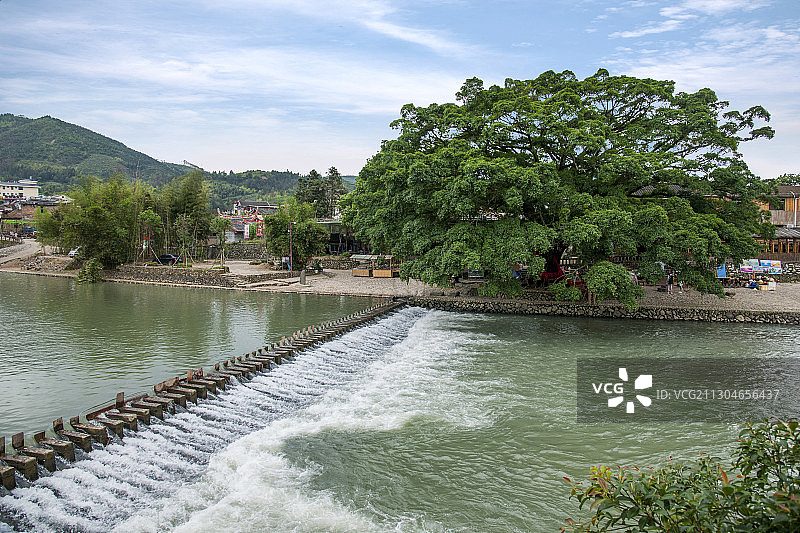 福建漳州南靖云水瑶古镇小溪上的石礅桥图片素材
