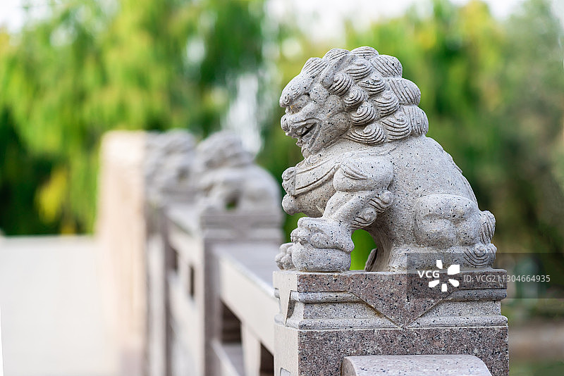 新疆乌鲁木齐人民公园拱桥石头狮子特写图片素材