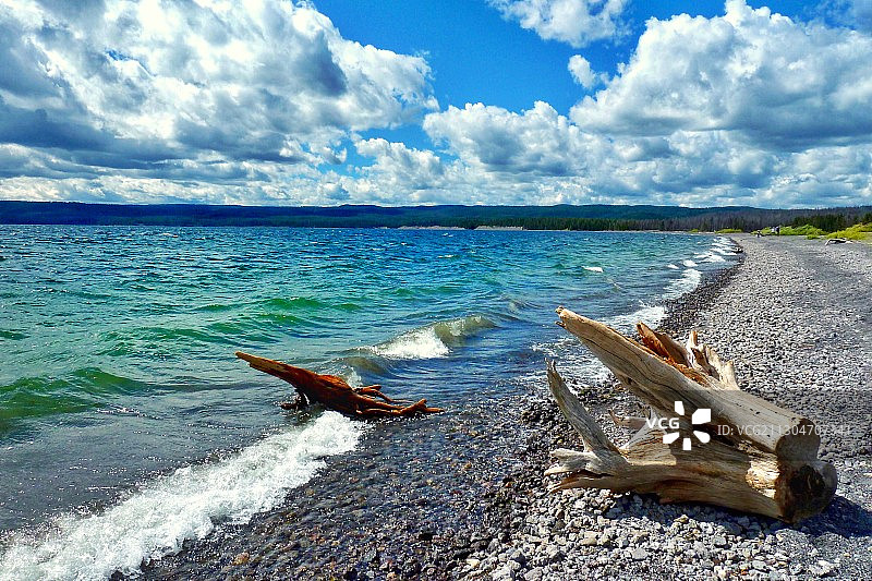 清澈的黄石湖图片素材