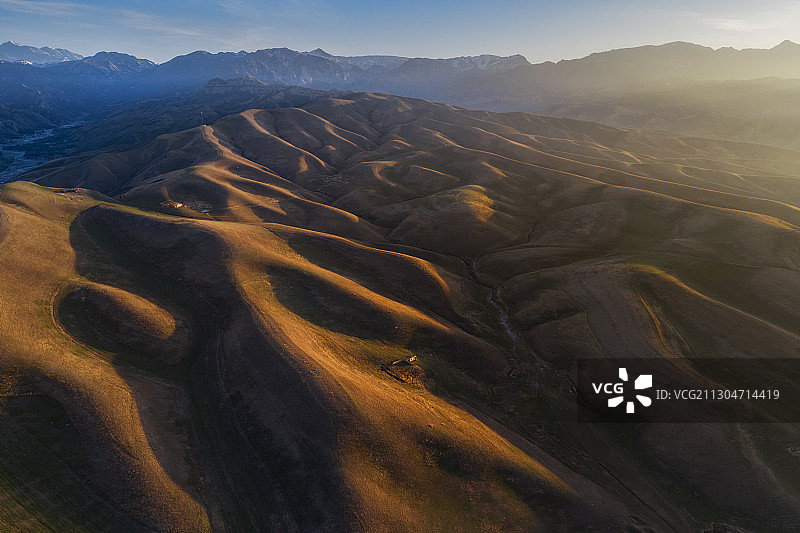航拍新疆天山附近的连绵起伏的地貌图片素材
