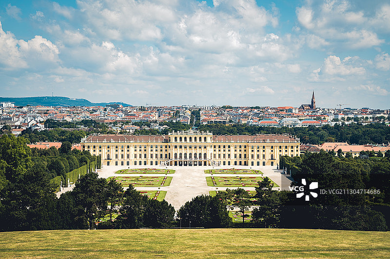 俯瞰维也纳美泉宫和维也纳市区图片素材