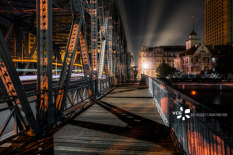 上海外白渡桥凌晨的夜景和灯光下的行人图片素材