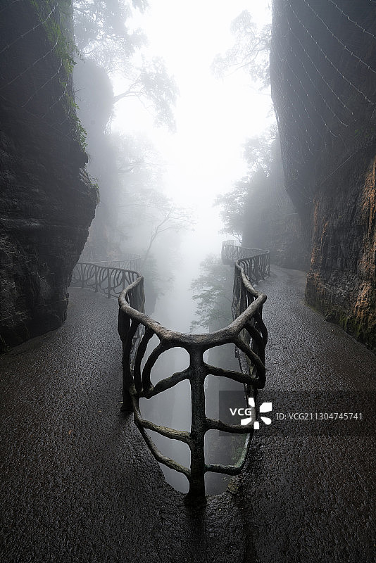 湖南张家界天门山国家森林公园的雾气之中的鬼谷栈道图片素材