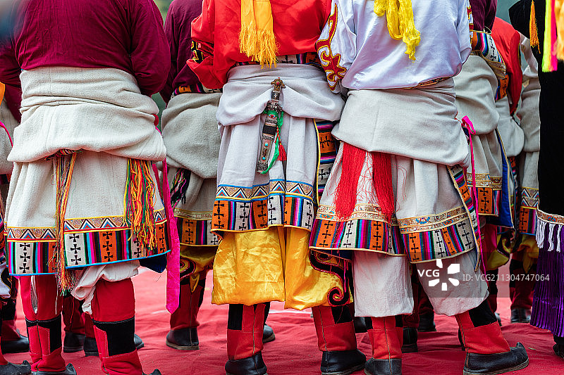 嘉绒藏族康巴汉子男人民族服饰图片素材
