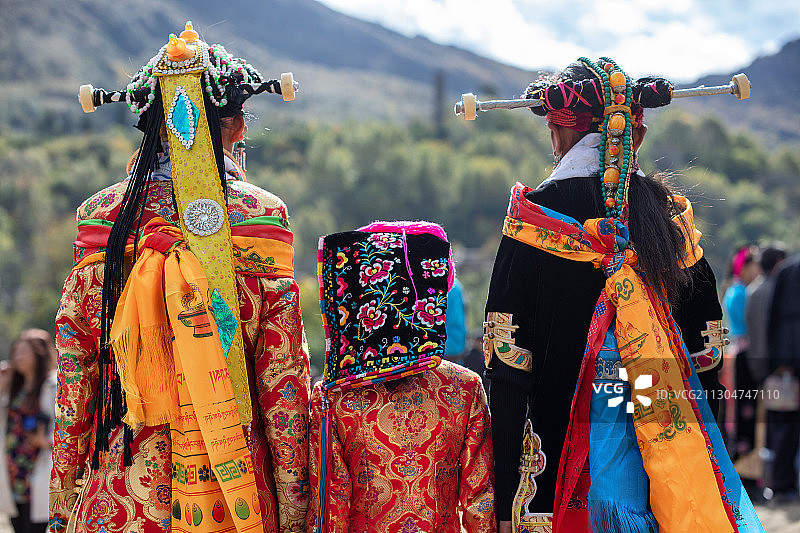 嘉绒藏族女人民族服饰图片素材