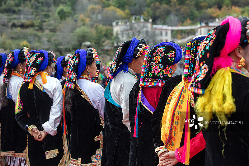 嘉绒藏族女人民族服饰图片素材