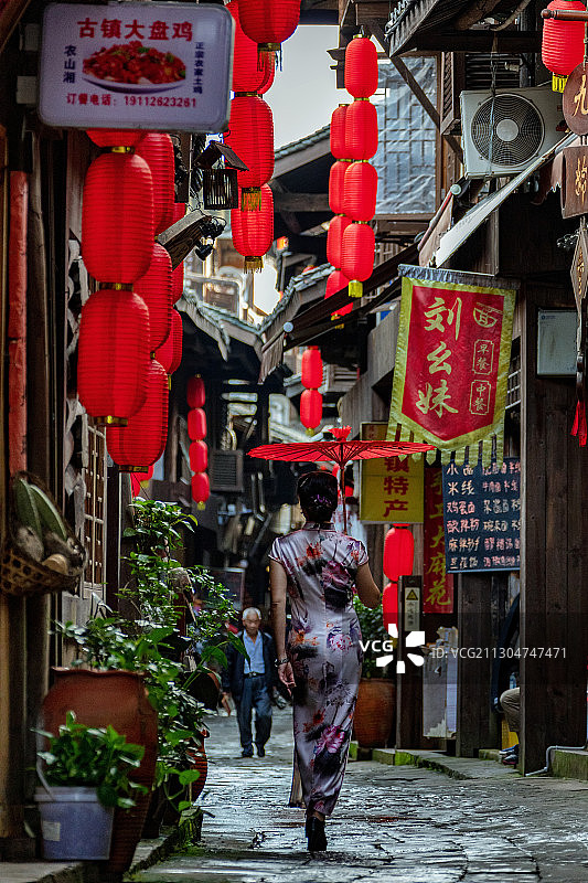 重庆中山古镇建筑与旗袍秀图片素材