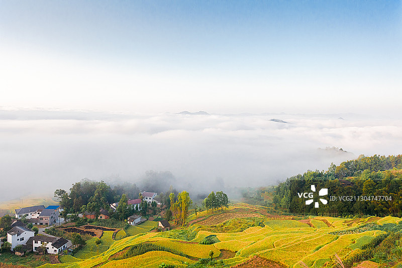 云海下的村庄古梯田图片素材
