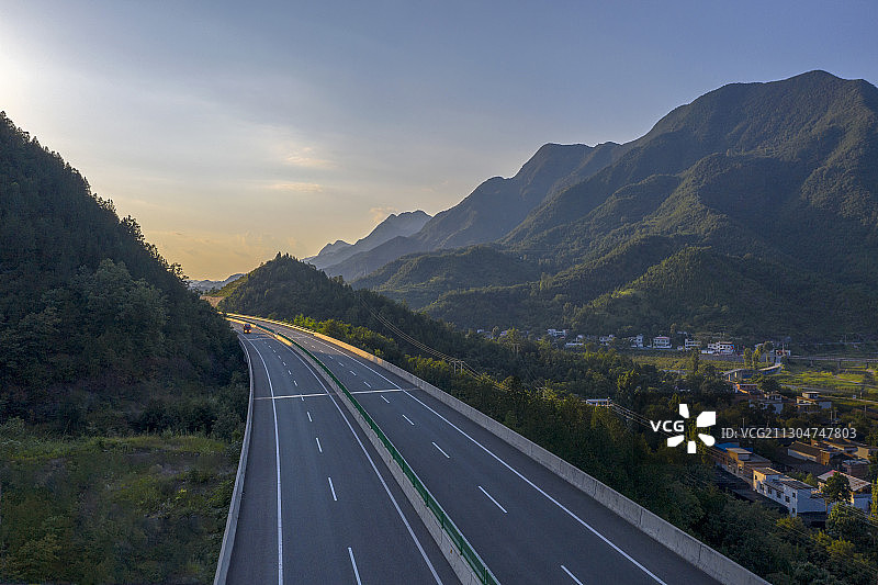 河南西部山区高速公路图片素材