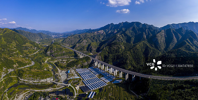 风景秀丽的豫西伏牛山区农村图片素材