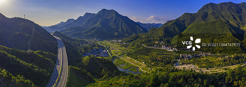 风景秀丽的豫西伏牛山区农村图片素材