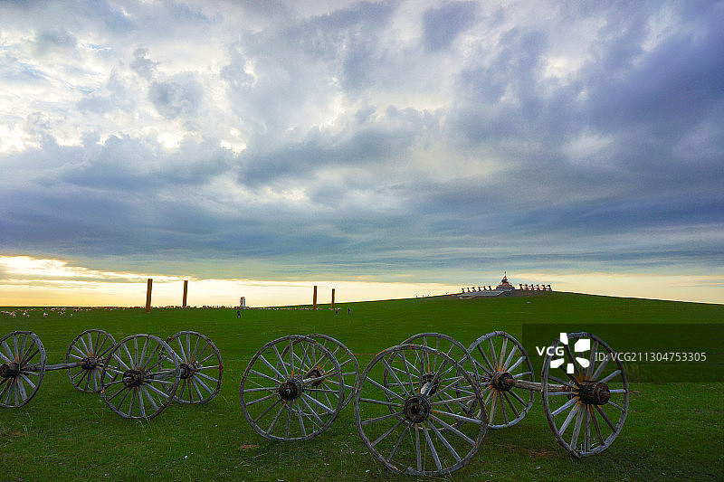 夕阳下的草原图片素材