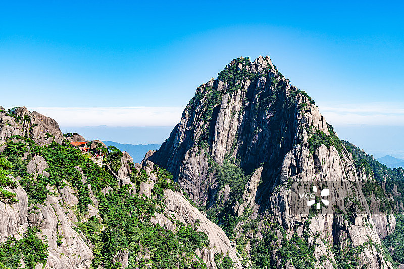 中国安徽省黄山市黄山风景名胜区玉屏景区天都峰与玉屏峰图片素材