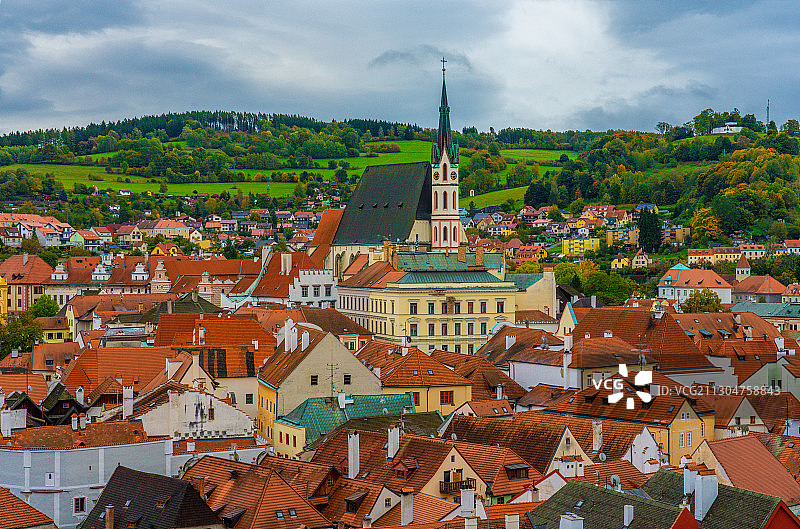 捷克中世纪风格CK小镇红色屋顶和教堂（捷克克鲁姆洛夫）图片素材