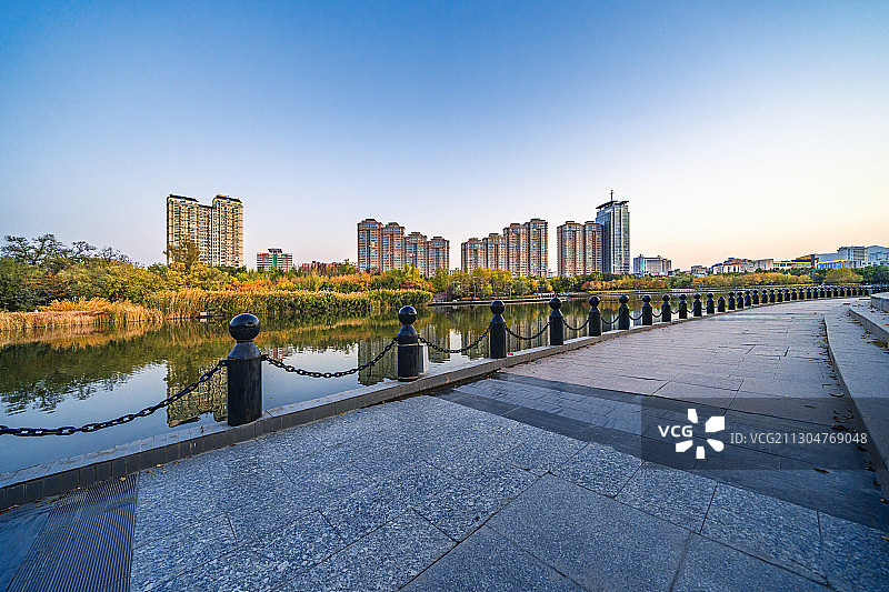 中国新疆乌鲁木齐市水磨沟区南湖市民广场城市天际线图片素材