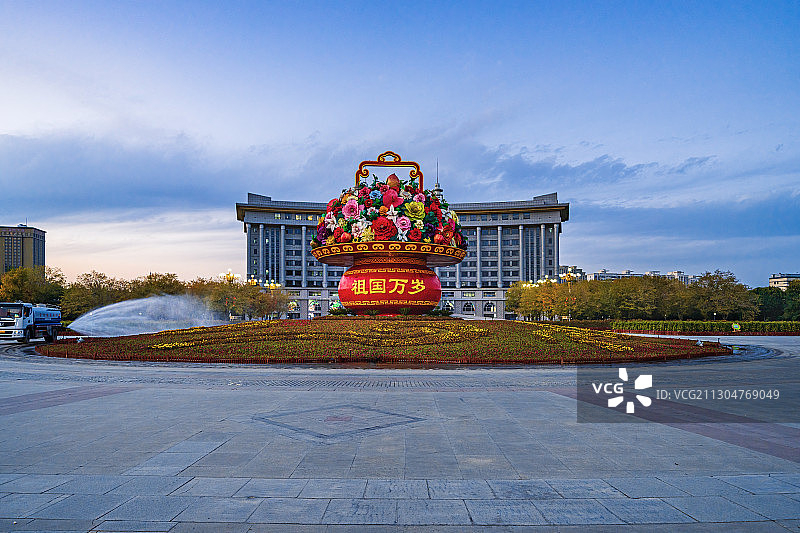 中国新疆乌鲁木齐市水磨沟区南湖市民广场城市天际线图片素材