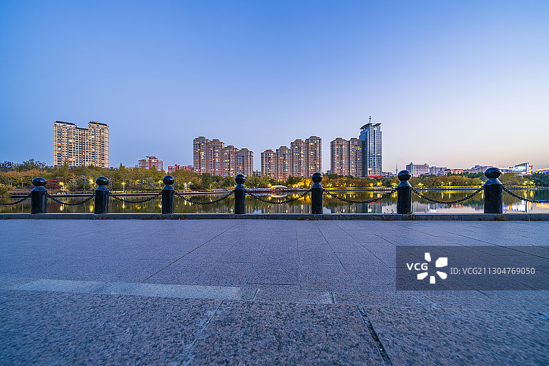 中国新疆乌鲁木齐市水磨沟区南湖市民广场城市天际线图片素材