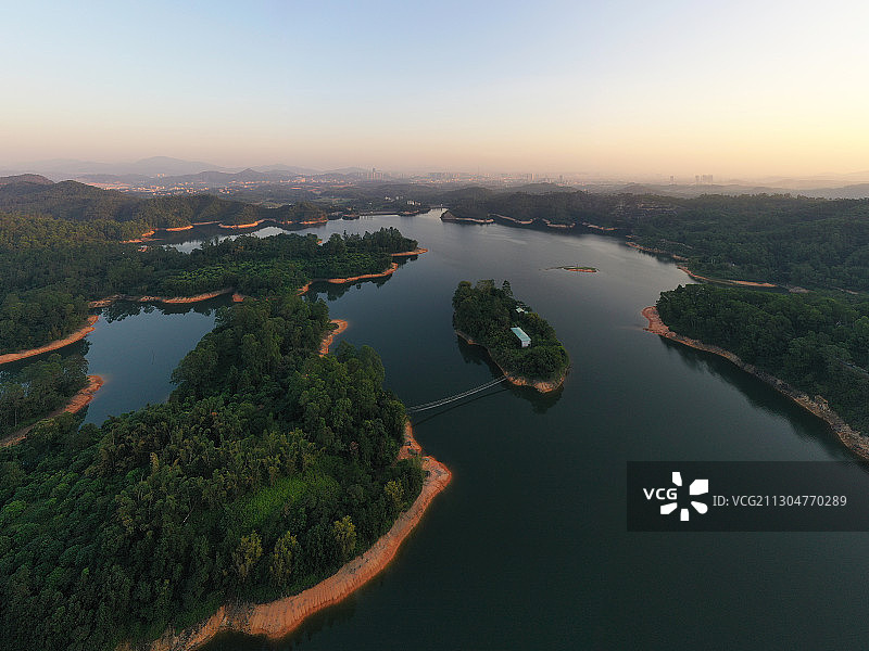 广东惠州惠阳秋长周田村夕阳下的鸡心石水库航拍图片素材