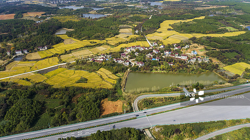 航拍中国安徽宣城市郎溪县凌笪乡张家湾田园秋色与溧宁高速图片素材