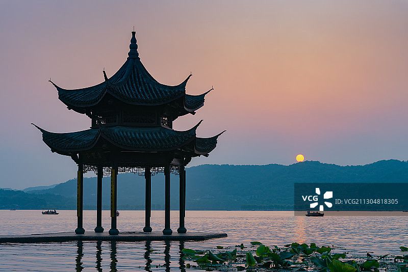 浙江杭州西湖世界遗产日落太阳文化荷花夏天城市风光图片素材