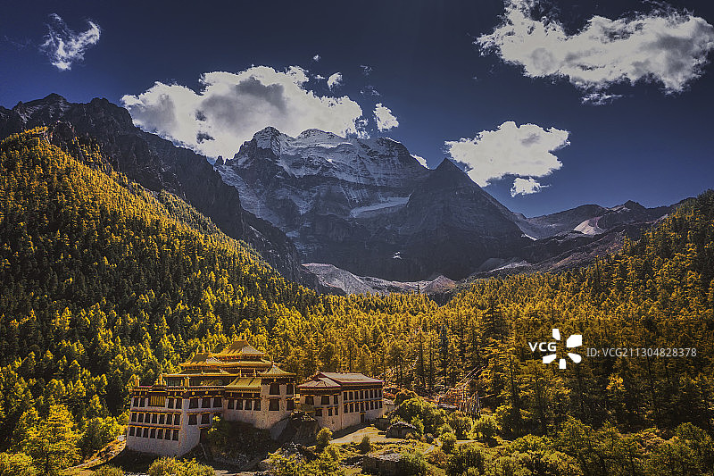 神山下的冲古寺图片素材