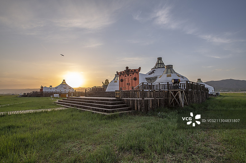 夕阳里的蒙古包图片素材