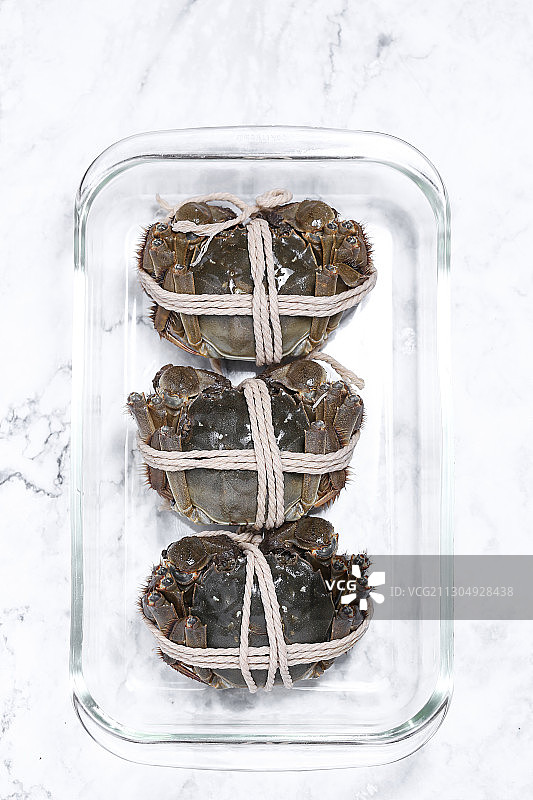 放在玻璃盘子里的大闸蟹图片素材