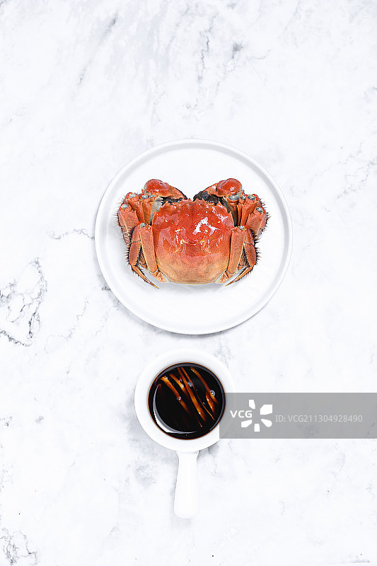 一个放在白色大理石背景上的美味大闸蟹图片素材
