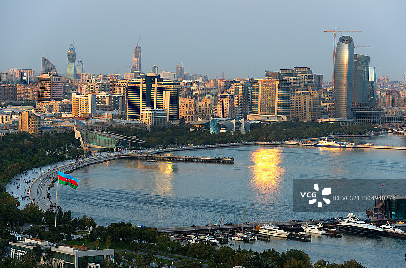 落日下的阿塞拜疆首都巴库图片素材