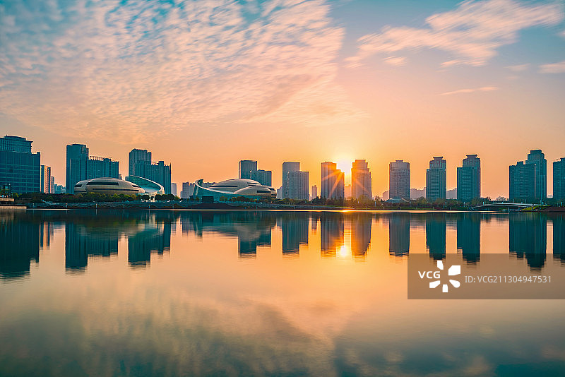 郑州郑东新区如意湖CBD日落风光图片素材