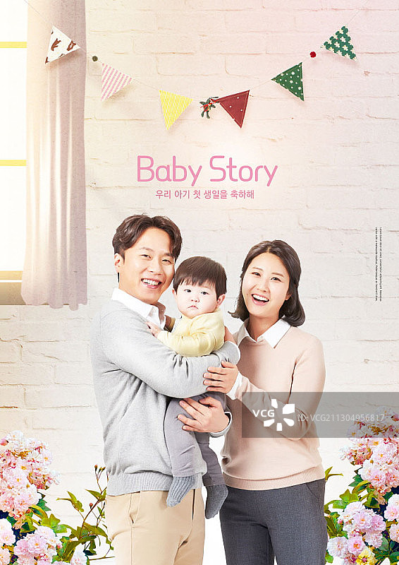 一对夫妻抱着婴儿，笑容灿烂图片素材