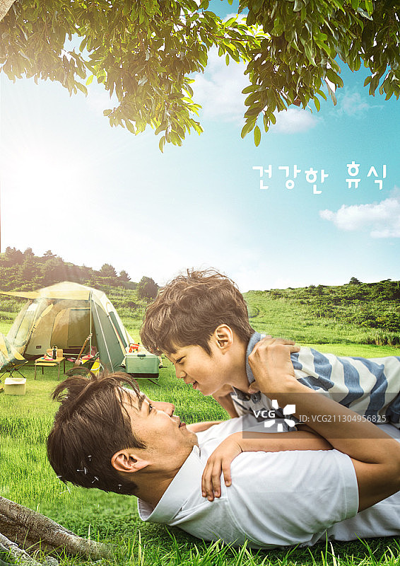 父子躺在露营地图片素材