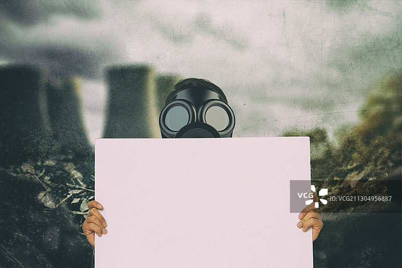 一个戴着防毒面具的人举着一张白色海报图片素材