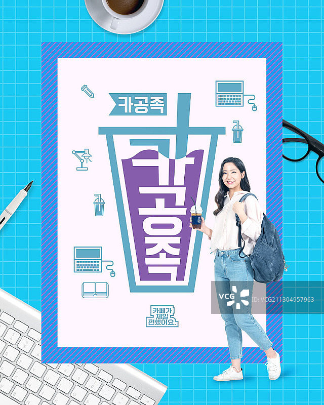 背着背包手持咖啡微笑的女人图片素材