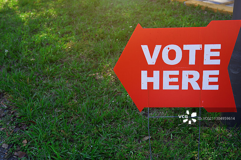 英文“此处投票”指示牌图片素材
